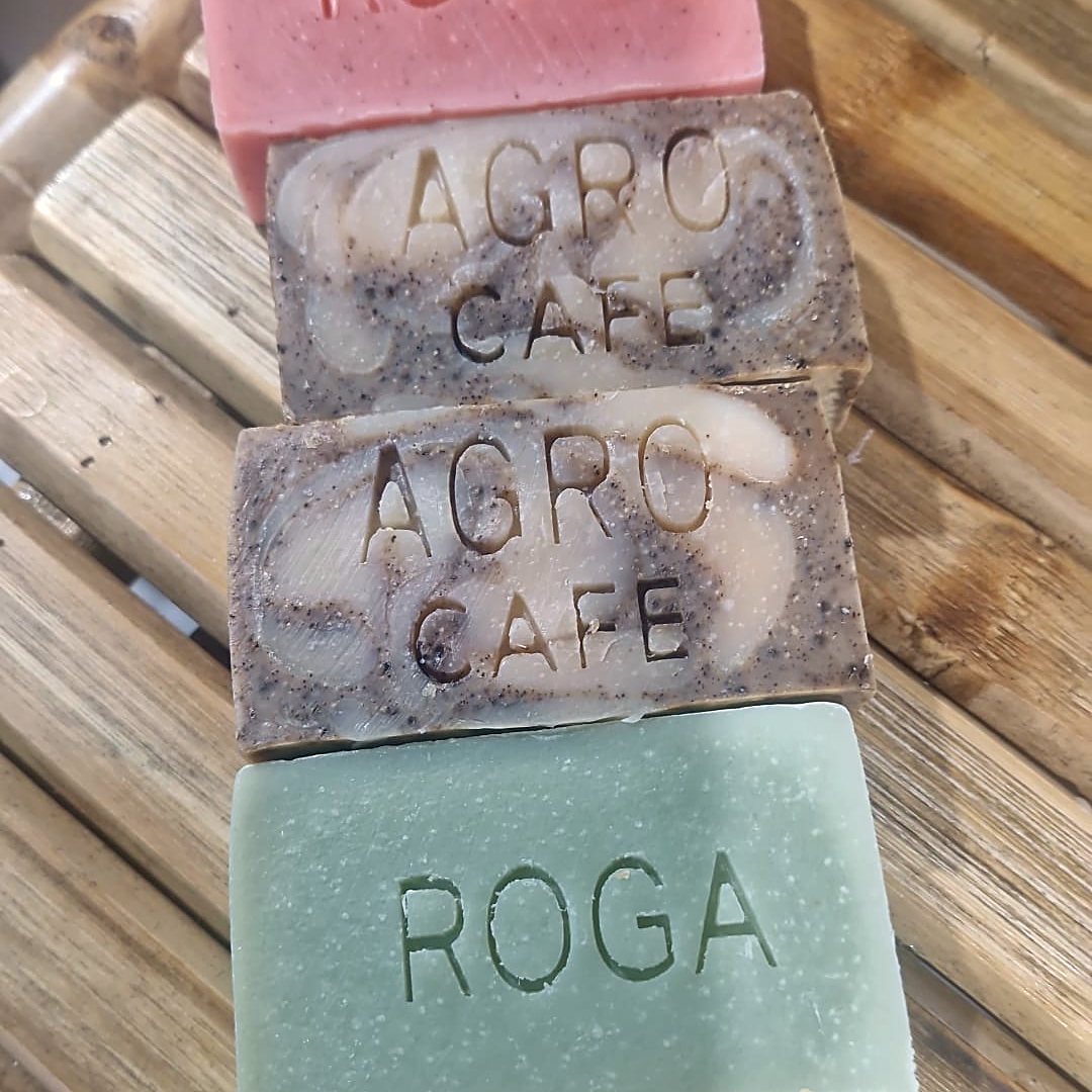 חותמות סבון עם לוגו מוטבע, AGRO CAFE ו-ROGA, על מדף במבוק